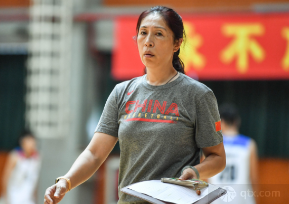 中国女篮主教练郑薇在接受媒体《新华体育》的专访