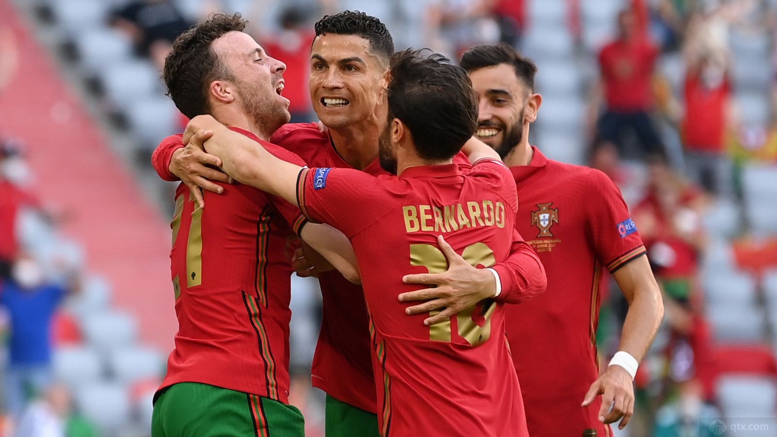 葡萄牙队庆祝进球