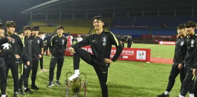 韩国国青球员脚踩熊猫杯