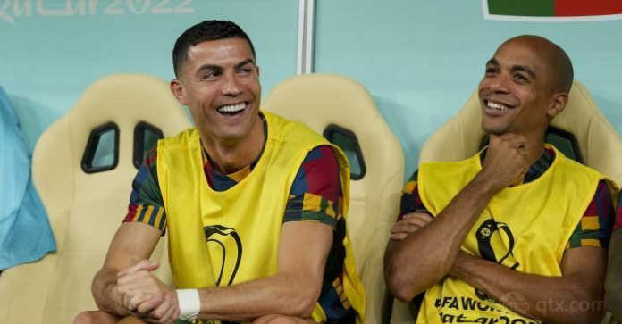 葡萄牙球星C罗与队友谈笑风生