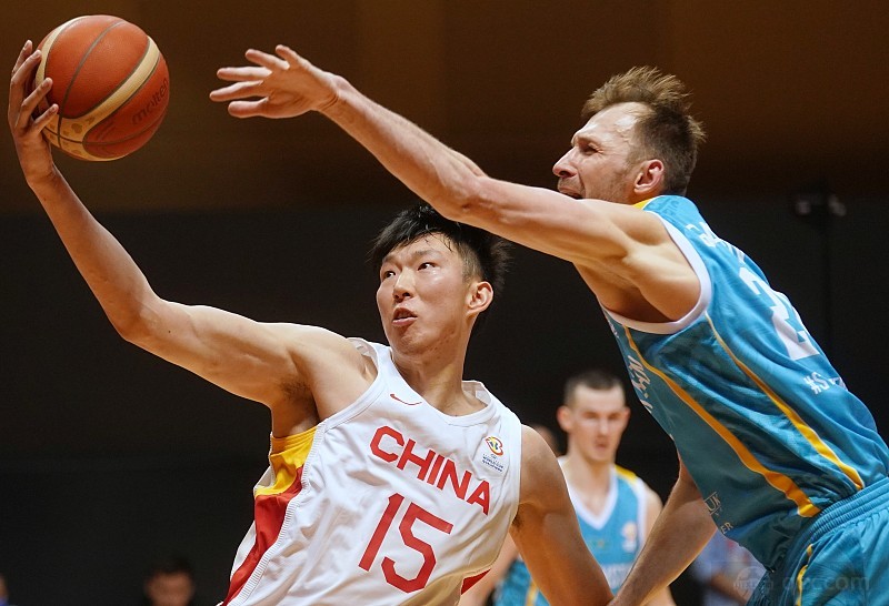 中国男篮在首场比赛中以71-59大胜哈萨克斯坦男篮