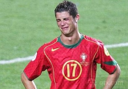 2004年欧洲杯决赛,失利的小小罗哭泣