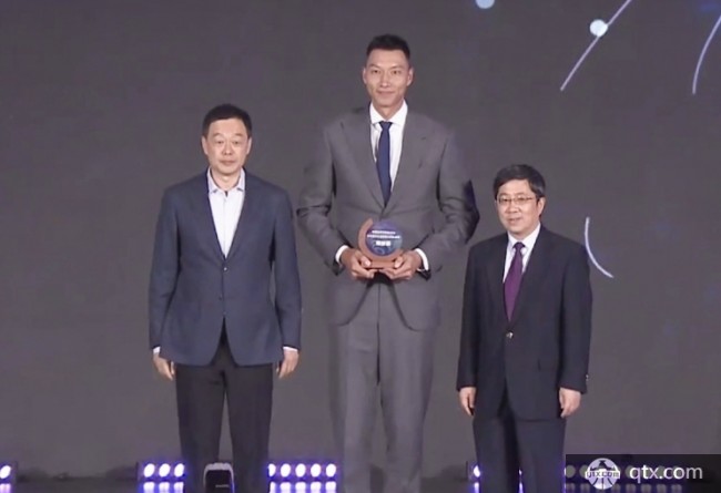 易建联获得“中国体育价值榜2020年度最具传播影响力男运动员”奖