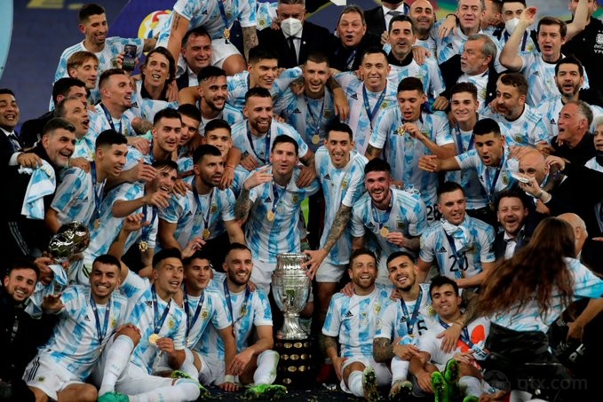 阿根廷全队与美洲杯冠军的大合影