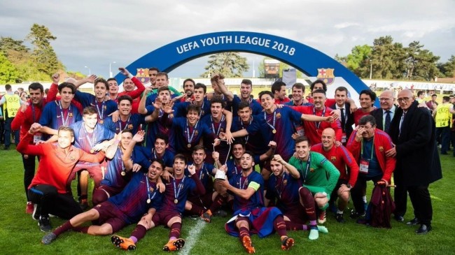 巴萨青年队庆祝夺得青年欧冠冠军