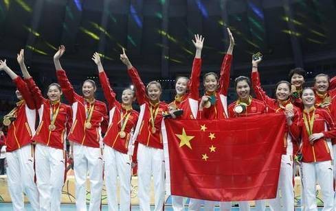 中国女排队员登上领奖台