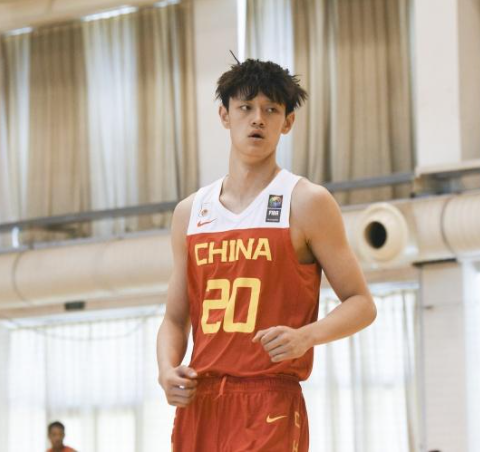 中国又一球员加盟NBA 曾凡博进行CBA注册手续