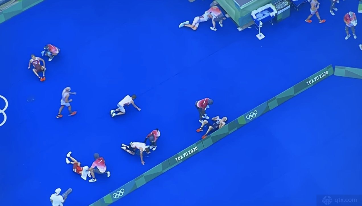东京奥运会铁人三项选手集体呕吐
