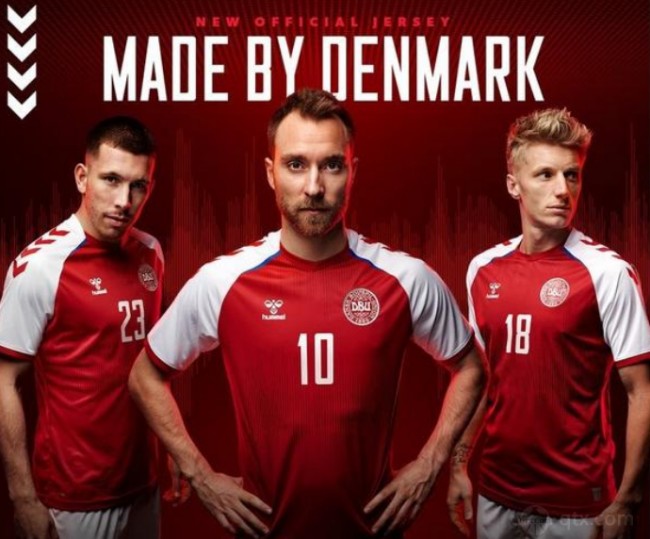 丹麦的红白主场球衣，中为队长埃里克森