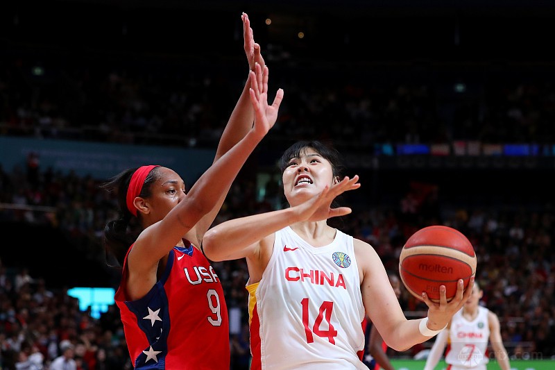 女篮世界杯：中国女篮61-83美国女篮荣获亚军