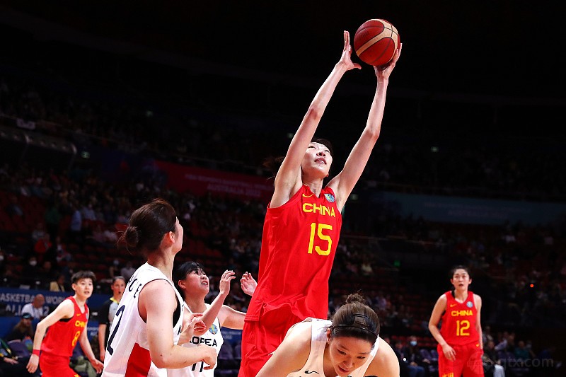 中国女篮力压美国女篮暂居小组第一