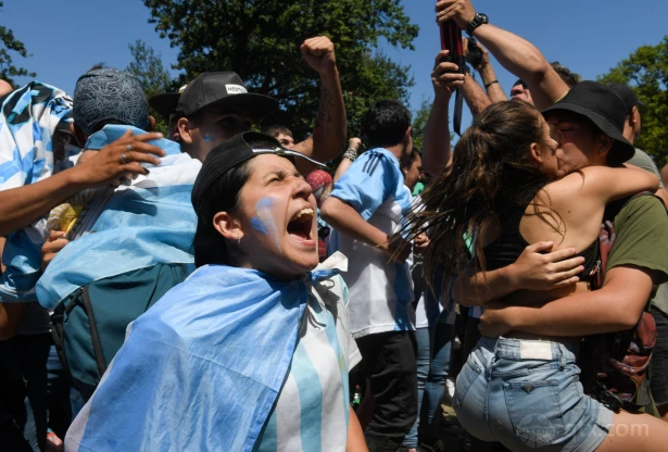 阿根廷获胜后，成千上万的球迷走上街头