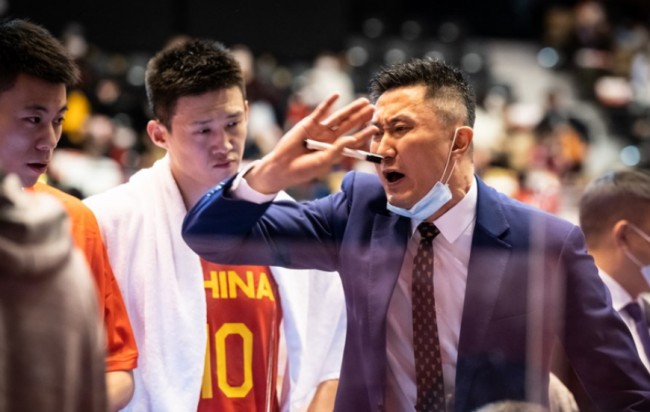中国男篮主帅杜锋与队员们