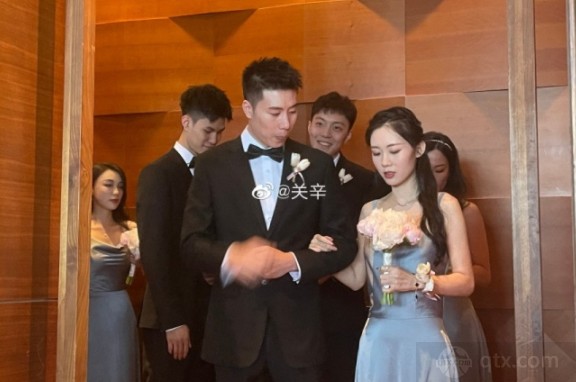 王薪凱夫婦進入婚禮現場