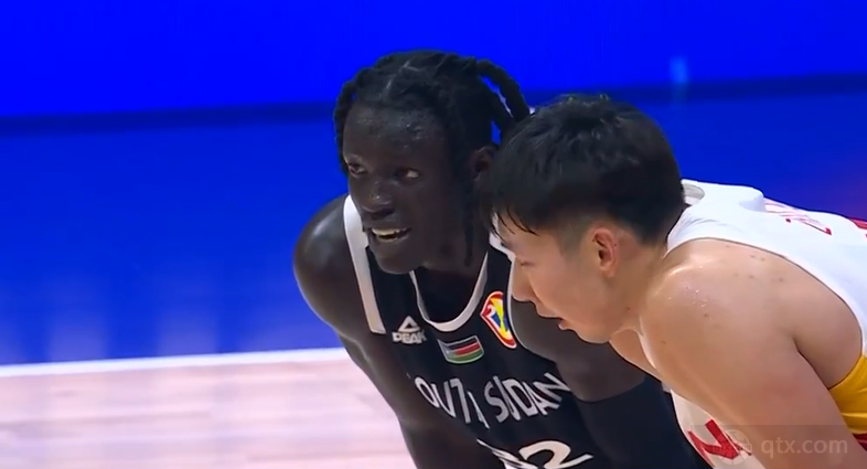 南苏丹男篮球员维尼恩·加布里埃尔和中国男篮球员周琦在比赛中交谈