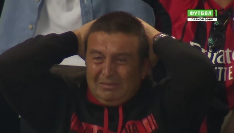 米兰球迷激动落泪