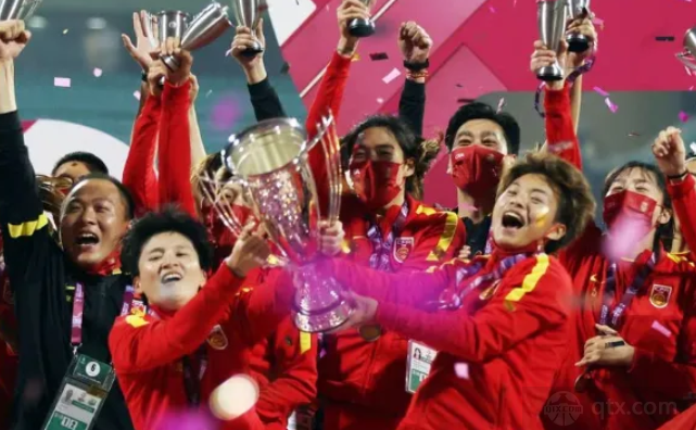 中国女足捧起亚洲杯冠军