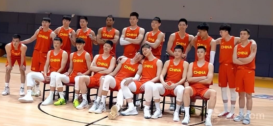 中国男篮拍摄了集训定妆照