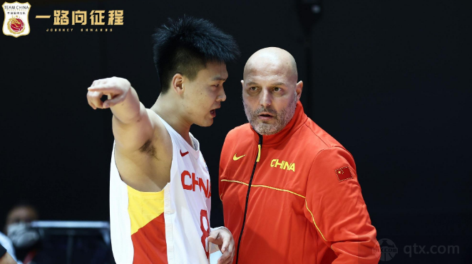 中国男篮球员赵睿和主教练亚历山大-乔尔杰维奇