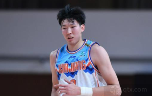 新疆男篮球员周琦