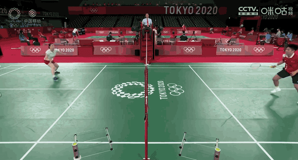 日本选手过网击球