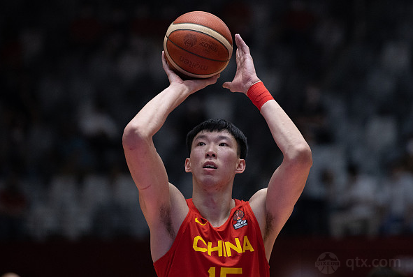 中国男篮球员周琦
