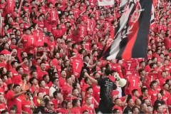 成都球迷举起球衣声援韦世豪 韦世豪本轮停赛