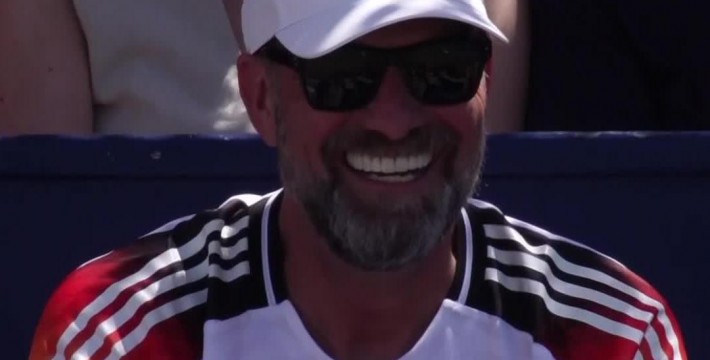克洛普身穿德国球衣在马略卡岛观看网球比赛