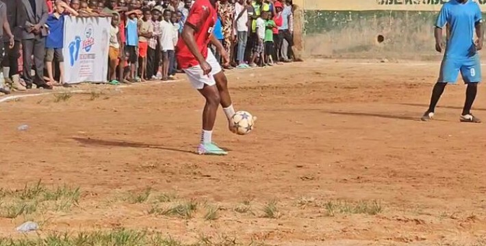 米兰前锋丘库埃泽在家乡尼日利亚参加了一场五人制足球比赛
