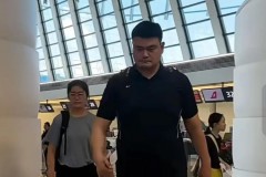 姚明15岁女儿身高1米9 现身浦东机场引网友赞叹
