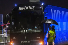 尤文图斯大巴车被扔石头 窗户玻璃杯砸碎