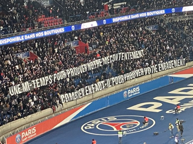 巴黎球迷横幅抗议管理层