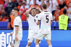 欧洲杯最新赛况：奥地利3-2荷兰小组头名出线 奥地利三度领先荷兰两度扳平