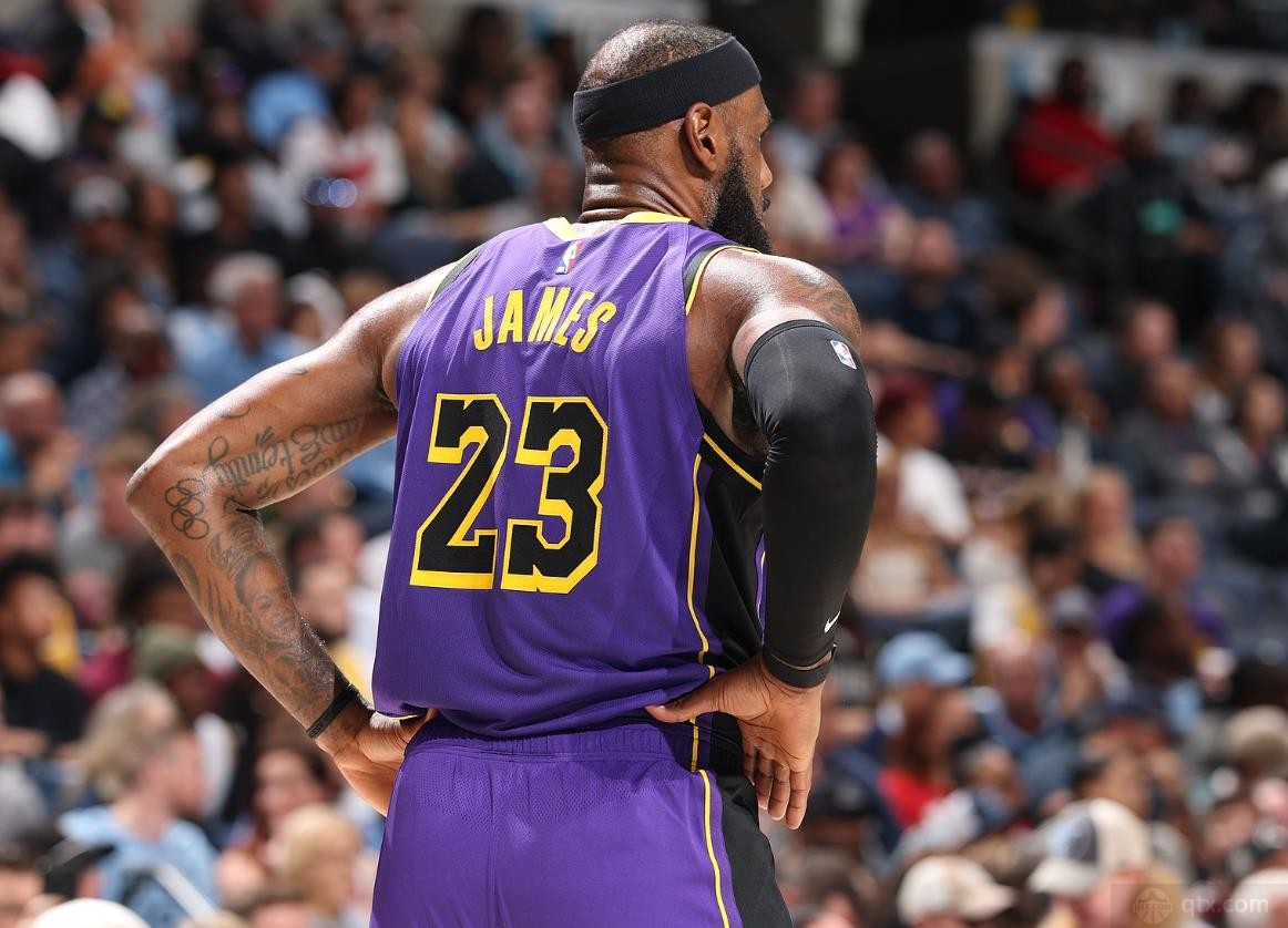 詹姆斯赛季首秀11分12助攻