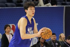 杨瀚森联合试训球衣被拍卖 成交价仅次于弗拉格