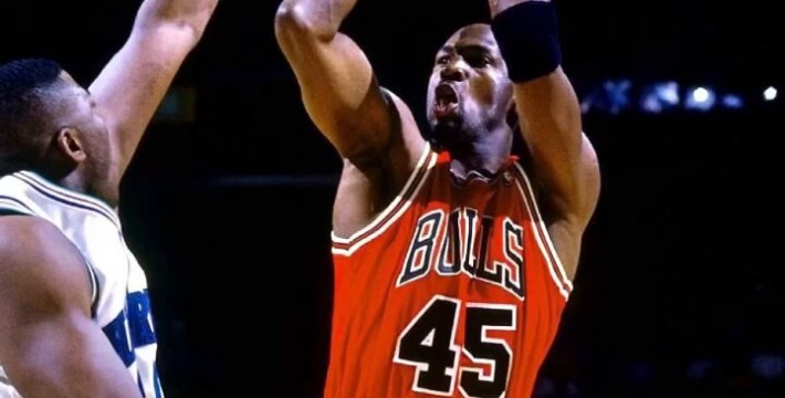 乔丹1995年重返NBA的首场比赛就砍下48分