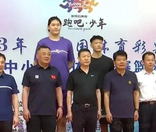 图中穿紫色衣服的为张子宇