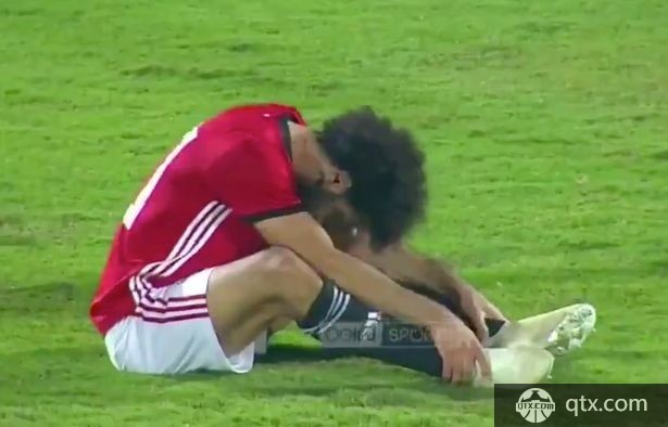 埃及前锋萨拉赫在进球后受伤离场