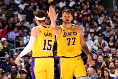 东契奇赛季前两场40+10+5创历史 成NBA首人