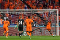 半場荷蘭1-0奧地利 阿拉巴送點德佩點射
