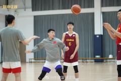 中国男篮在青岛训练 周琦领衔本次集训营名单