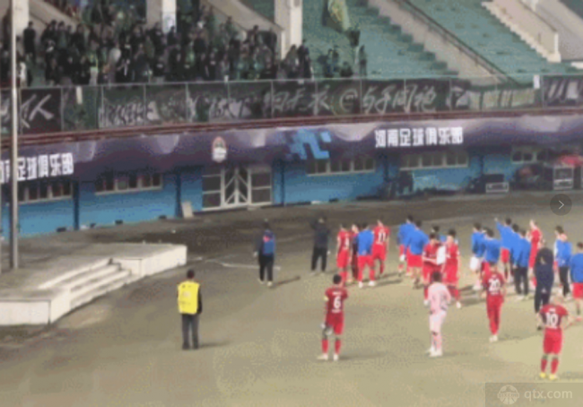 国安球迷向河南球员投掷水瓶