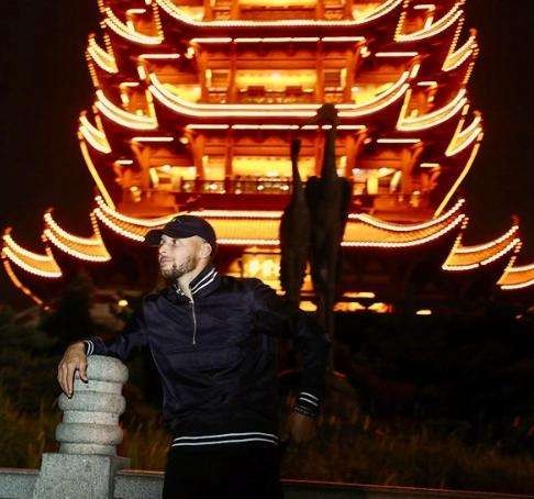 库里与黄鹤楼合影