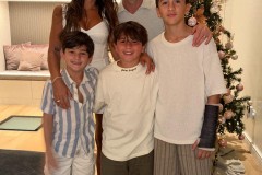 梅西晒一家人合照送新年祝福 5口全出镜