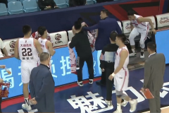 广东男篮主教练杜锋怒推工作人员引热议 责骂曾繁日情绪激动