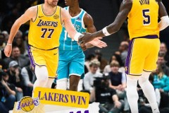 NBA常规赛湖人客场121-111力克黄蜂 东契奇38+6+7 里夫斯复出24分