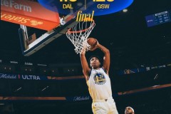 勇士圣诞大战主场126-116轻取独行侠 库里23分 浓眉伤退