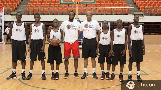 巴莫特每年都会回到喀麦隆举办篮球训练营