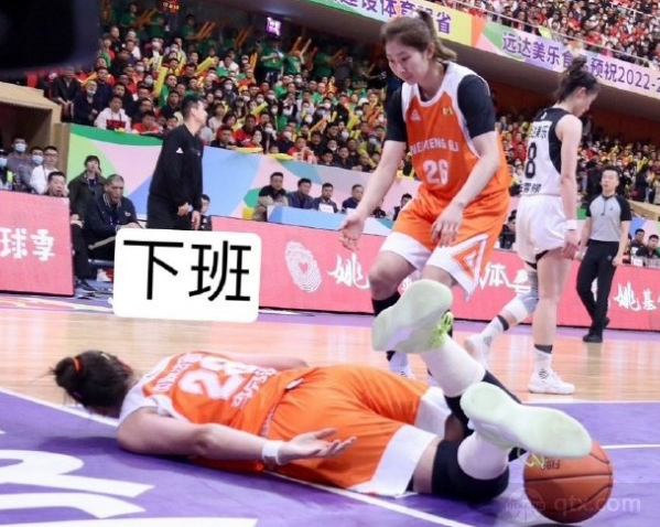 内蒙古女篮球员李月汝在WCBA总决赛中受伤