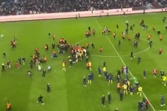 土耳其足协对赛场百人混战作出重罚 双方俱乐部各罚40万